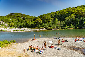 Menschen baden am Strand des Fluss Hérault bei Laroque, Frankreich, Europa