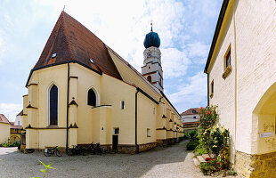 Wehrkirche Kößlarn (Pfarrkirche Heiligste Dreifaltigkeit)  in Markt Kößlarn in Niederbayern in Deutschland