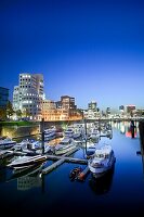 Hafen von Düsseldorf am Abend, moderne Architektur, Nordrhein-Westfalen, Deutschland