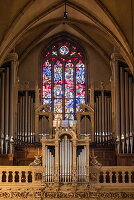 Innenansicht der Kathedrale Notre-Dame mit Orgel und Buntglasfenstern, Luxemburg, Europa