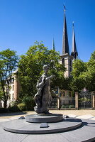 Statue der Großherzogin Charlotte auf dem Place de Clairefontaine mit der Kathedrale Notre-Dame dahinter, Luxemburg, Europa