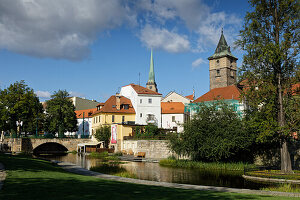  Panoramablick auf Pilsen mit Wasserturm, Tschechische Republik 