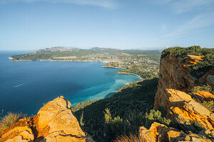 Blick vom Cap Canaille auf Cassis und den Calanques Nationalpark, Provence-Alpes-Côte d'Azur, Frankreich