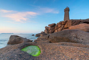 Leuchtturm an der Côte de Granit Rose, Bretagne, Frankreich.