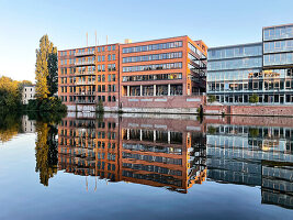 Hamburg, Lämmersieht, Wohnen und Arbeiten am Kanal in sanierten Fabrikgebäuden und luxuriösen Neubauten, Deutschland