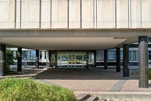 Moderner architektonischer Eingang mit Überhang und Säulen, Bundesnetzagentur, Bonn, Deutschland