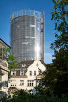 Moderner Wolkenkratzer mit Blick auf historische Architektur, Post-Tower, Bonn, Deutschland