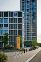 Moderne Bürogebäude mit Bankbeschilderung, Bonn, Deutschland