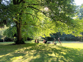  Picnic in Jacobi Park, Hamburg-Eilbek, Germany, Europe 