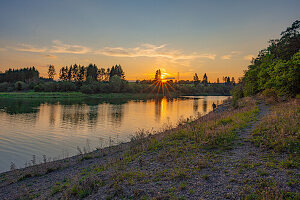 Sonnenuntergang am Stausee mit Bäumen und ruhiger Atmosphäre entlang des Ufers, Stausee Zeulenrodaer Meer, Zeulenroda-Triebes, Thüringen, Deutschland