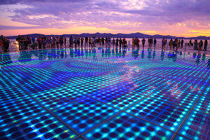  Kroatien, Zadar, Gruß an die Sonne, Photovoltaik-Solarmodule, Nikola Basic Architekt, Menschen,  