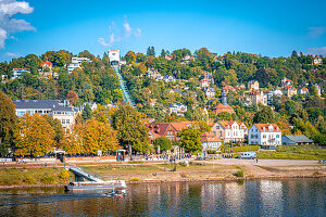 Panorama einer Stadtlandschaft mit Fluss Elbe, Hügeln und herbstlichen Farben, Dresden, Sachsen, Deutschland