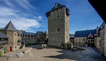 Schloss Burg an der Wupper, innnerer Burghof mit Bergfried, Saalbau und Schildmauer, Solingen, NRW, Deutschland