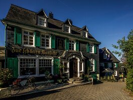 Schloss Burg an der Wupper, Gastronomie unter der Vorburg, Häuser im bergischen Stil, Solingen, NRW, Deutschland