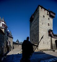 Schloss Burg an der Wupper, innerer Schlosshof mit Bergfried, Statue Ritter mit Speer im Vordergrund, Solingen, NRW, Deutschland
