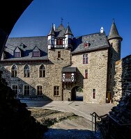 Schloss Burg an der Wupper, Burghof mit Torgebäude, Solingen, NRW, Deutschland