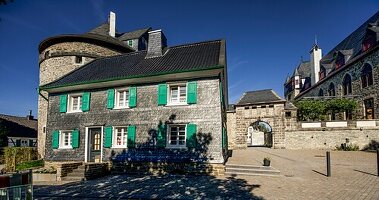 Schloss Burg an der Wupper, Palas, Mitteltor, bergisches Haus und Batterieturm, Solingen, NRW, Deutschland