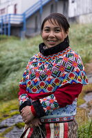 Porträt einer Inuit-Frau in traditioneller Tracht, Kangaamiut, Queqatta, Grönland, Europa