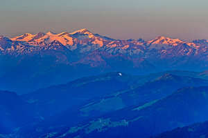Alpenglühen in den Hohen Tauern mit Großvenediger, vom Kitzbüheler Horn, Kitzbüheler Alpen, Tirol, Österreich