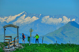Mann und Frau beim Wandern vor Gletscherbergen der Hohen Tauern, Kitzbüheler Horn, KAT Walk, Kitzbüheler Alpen, Tirol, Österreich