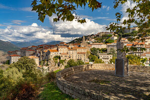 Stadtansicht mit der Kirche Sainte-Marie und dem Denkmal für die Widerstansbewegung Monument de la Résistance in Sartene, Korsika, Frankreich