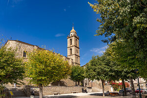 Der Platz Place de la Liberation oder Place Porta mit der Kirche Sainte-Marie in Sartene, Korsika, Frankreich