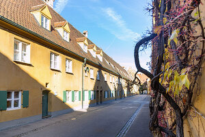 Fuggerei, Herrengasse, Augsburg, Schwaben, Bayern, Deutschland