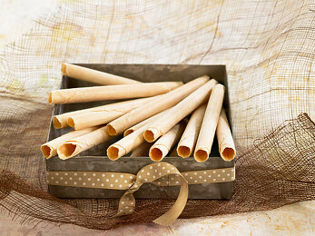 cigarettes russes Cigarettes Russes Photos – License unique photos ❘ Image Professionals