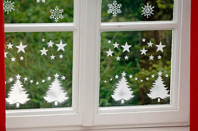 Fensterdekoration mit Schneespray und … – Bild kaufen – 12146464 ❘  Gartenbildagentur Friedrich Strauss