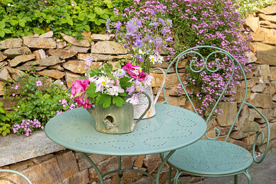 Metalltisch Bilder – Garten-Fotos kaufen ❘ Gartenbildagentur Friedrich Strauss