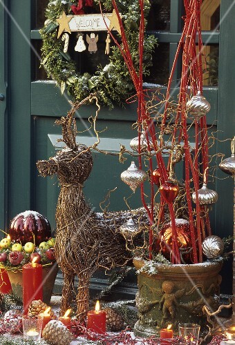 Weihnachtsdeko mit Weiden-Rentier und Gestecken vor der Tür – Bild ... Weihnachtsdeko mit Weiden-Rentier und Gestecken vor der Tür – Bild ...