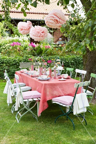 Gedeckter Tisch Im Garten Mit Rosa Bilder Kaufen 10325666