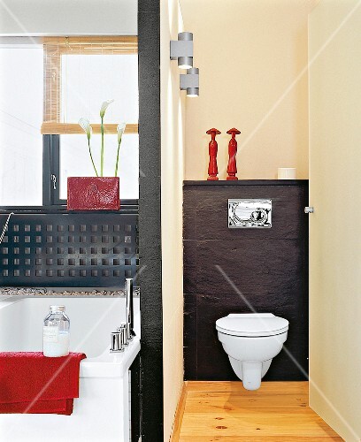 Toilette mit Schieferplatten als Rückwand, Bad, asiatischer Stil ... Toilette mit Schieferplatten als Rückwand, Bad, asiatischer Stil ...