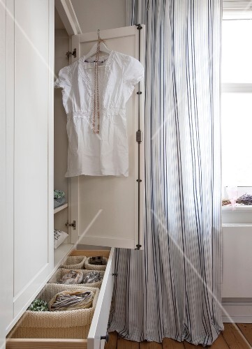 Schlafzimmer im skandinavischen Stil Kleiderschrank im Detail – Bild ... Schlafzimmer im skandinavischen Stil Kleiderschrank im Detail – Bild ...