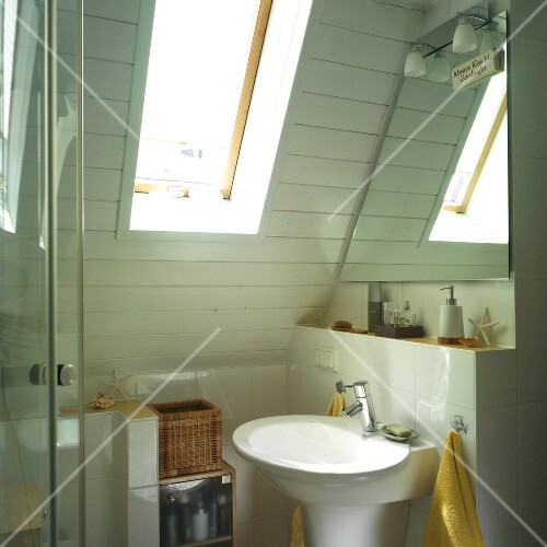 Siedlungshaus: Kleines Badezimmer mit Dachschräge – Bild kaufen ... Siedlungshaus: Kleines Badezimmer mit Dachschräge – Bild kaufen ...