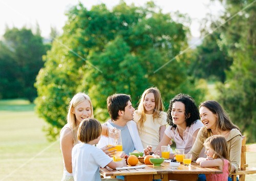 Familie beim Frühstück im Garten Bilder kaufen 11083998 StockFood