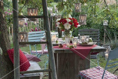 Gedeckter Tisch Unterm Baum Im Garten Bild Kaufen 12181844