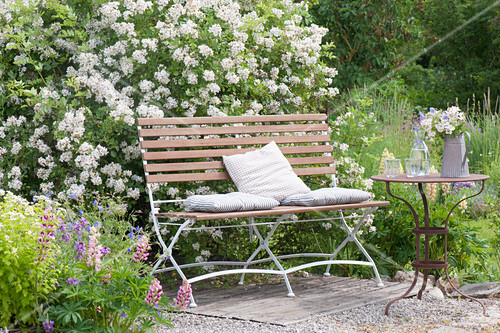 kies im garten, kleine terrasse aus kies und holz im garten, bank vor rosa, Design ideen