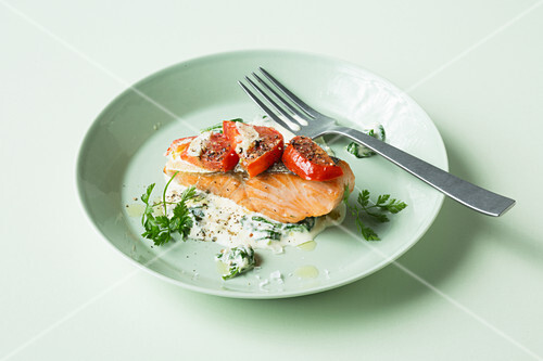 Salmon steaks on spinach (keto cuisine)