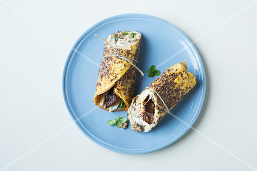 Cheese wraps with a tomato and olive filling (keto cuisine)
