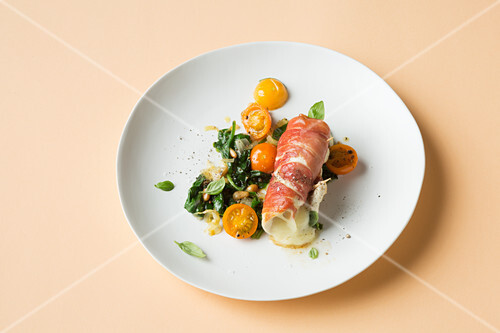 Involtini de pollo on a spinach and tomato medley (keto cuisine)