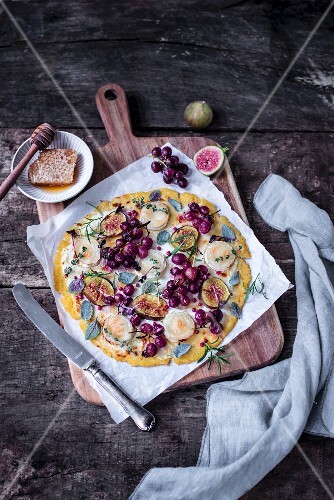 Polenta pizza with goat's cheese, figs and red grapes