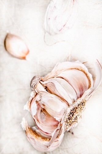 A crushed bulb of garlic (top view)