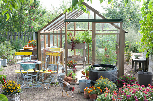 Glashaus Mit Sitzplatz Und Wasserfass Im Bild Kaufen 12435054