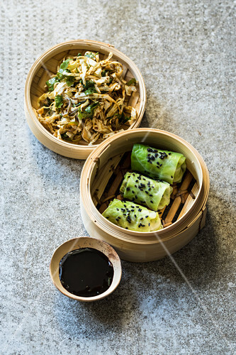 Dim sum with pointed cabbage and prawns