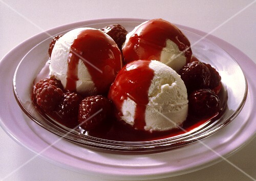 Eis mit heißen Himbeeren – Bilder kaufen – 3502 StockFood